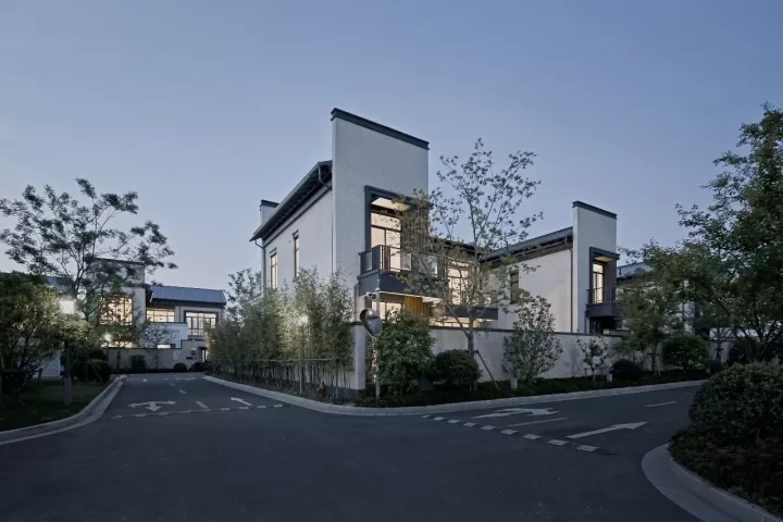 院内景观对公共区域可见，，但并不滋扰使用者的私密需求