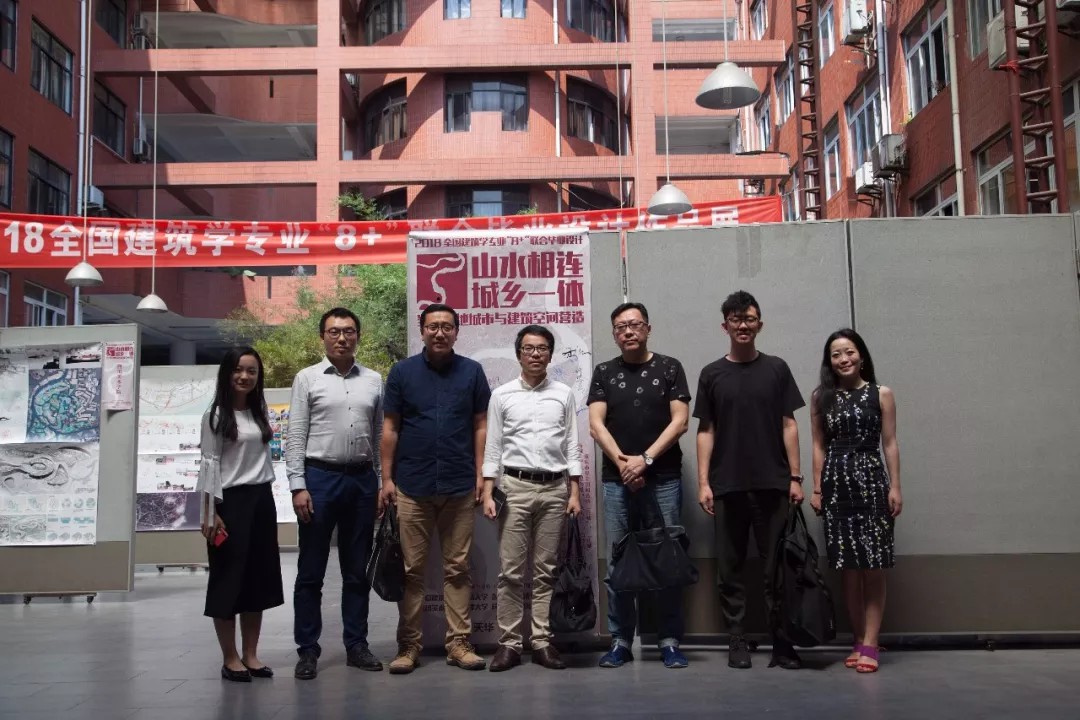鸿运国际企业导师团合影